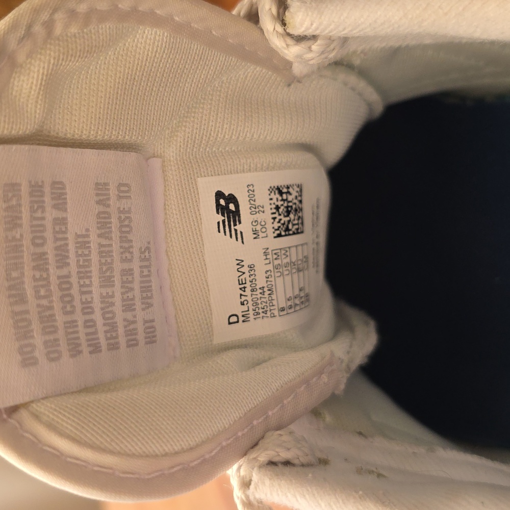 New Balance Cream and White Sneakers. Size 8 Men / 9.5 Women - Picture 5 of 9
